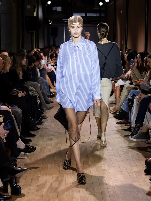 Стильная полосатая рубашка в сочетании с леопардовыми туфлями и черной сумкой придает образу игривую нотку