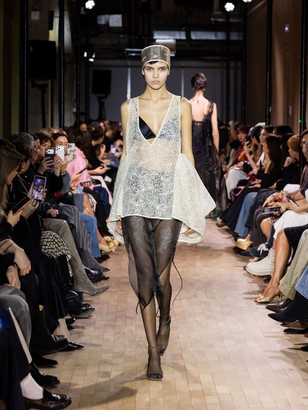 Легкое полупрозрачное платье с кружевом и черным топом, гармонично сочетающееся с прозрачными колготками