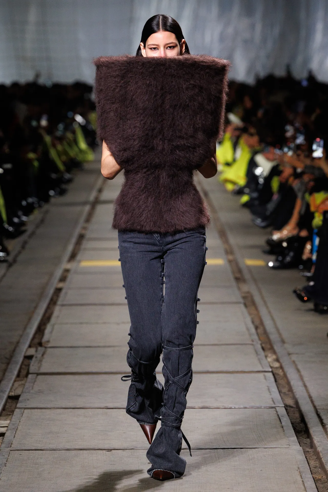 00023-alexander-mcqueen-fall-2024-ready-to-wear-credit-brand