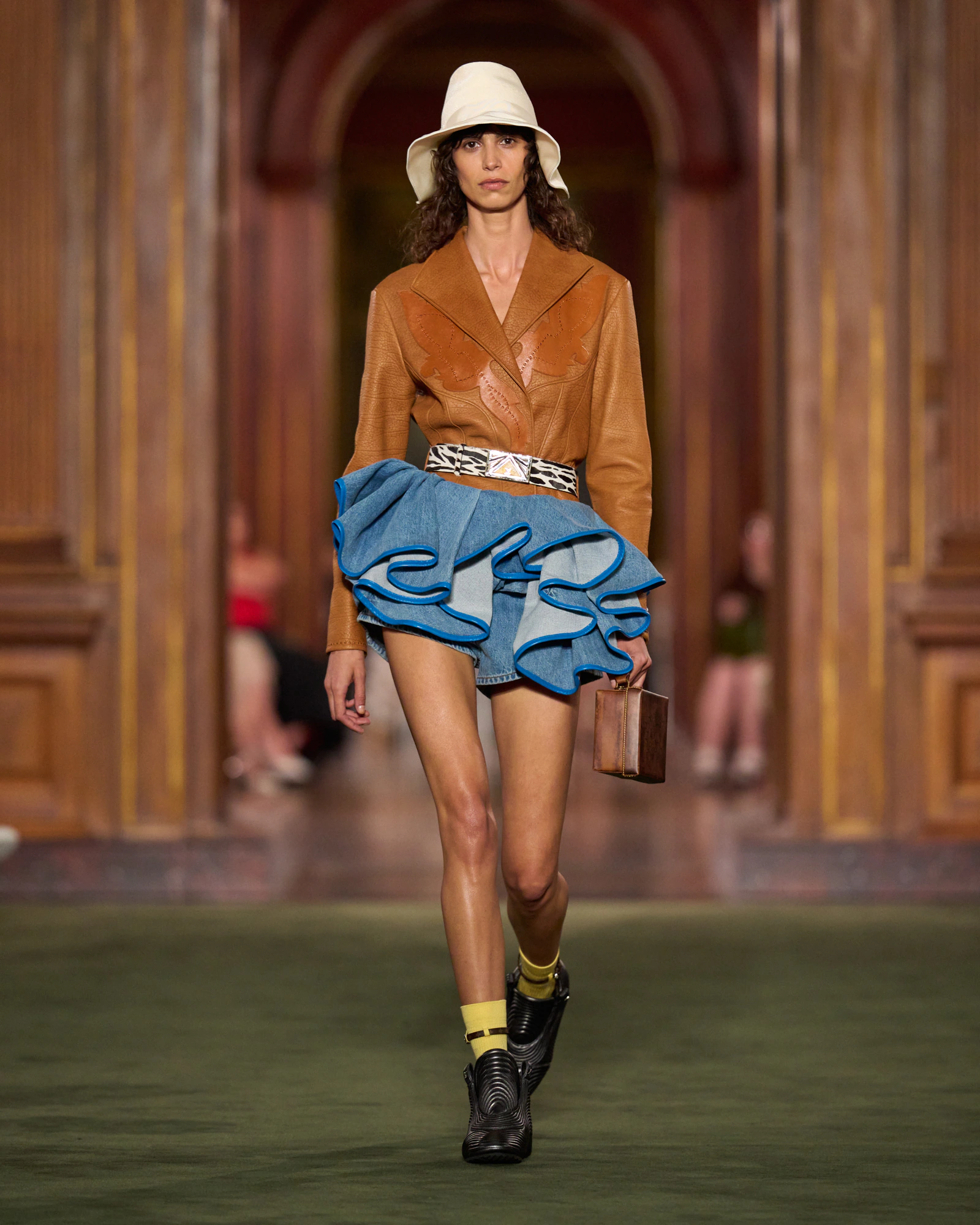 WOMEN_CRUISE_2027_Look_02.jpg