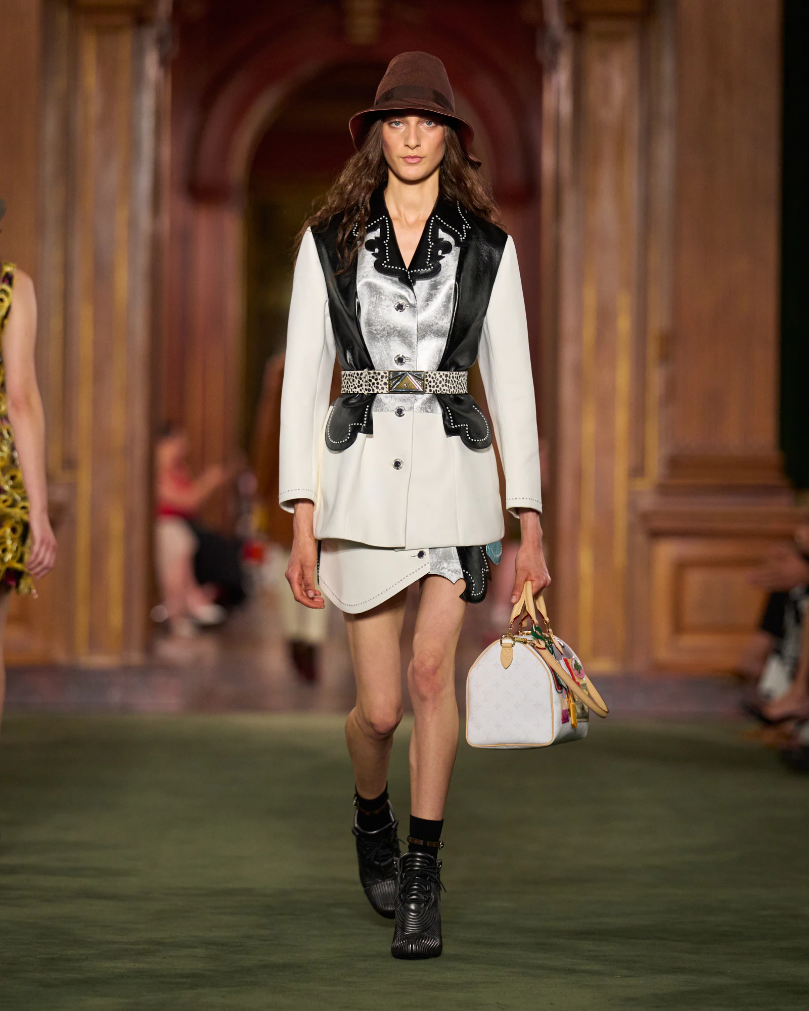 WOMEN_CRUISE_2027_Look_13.jpg