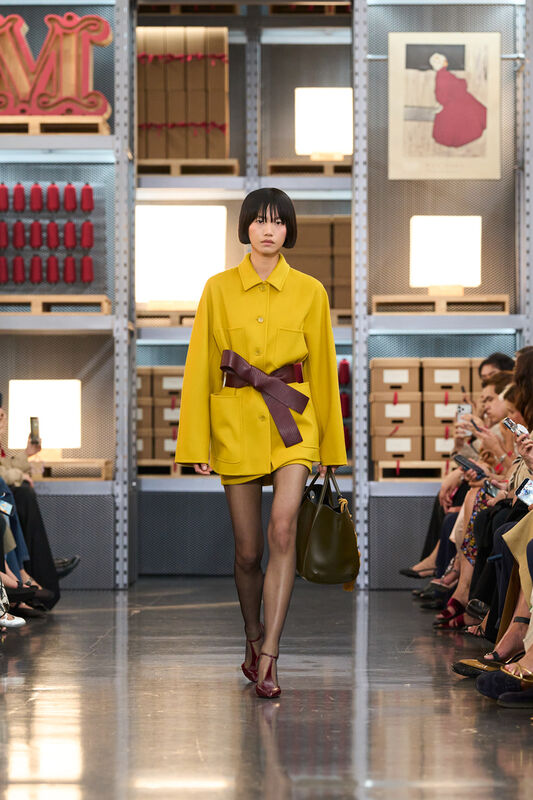 Яркий жёлтый жакет с широким поясом, мини-юбка и сумка в тон, создают свежий образ для весеннего сезона