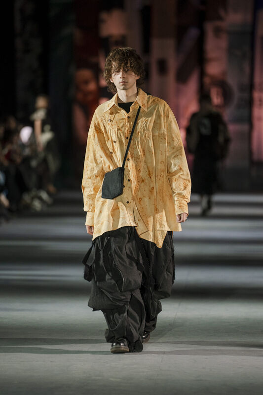 Свободная рубашка с пятнами и многослойные брюки, создающие непринужденный и стильный образ для весны-лето