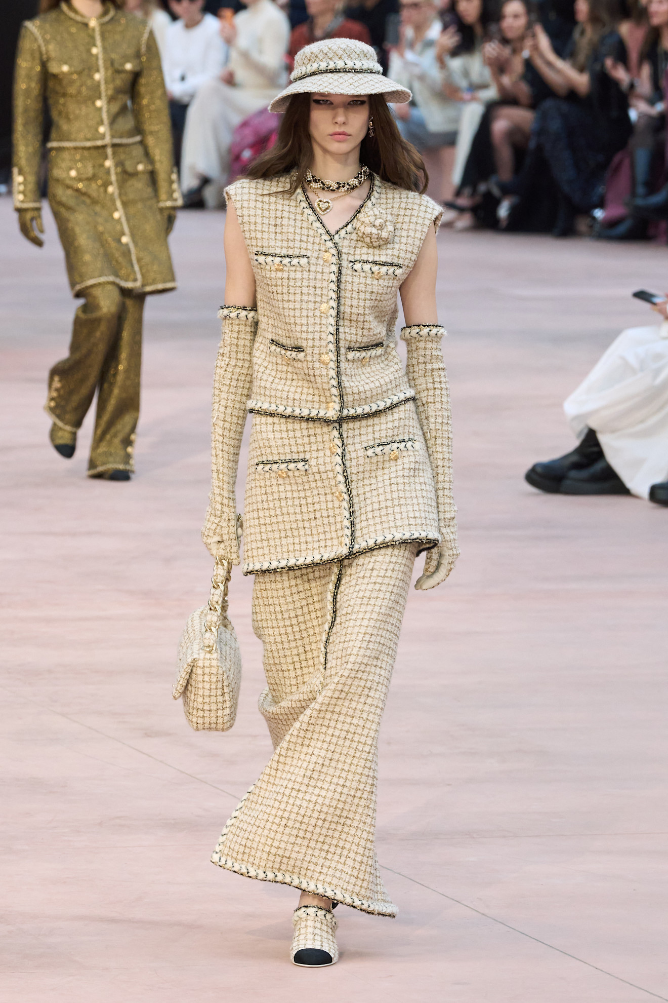 Chanel F25 023