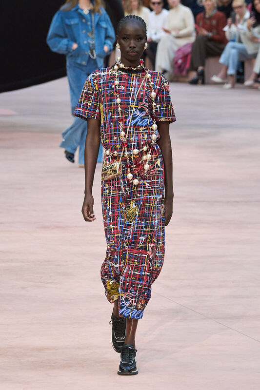 Chanel F25 019