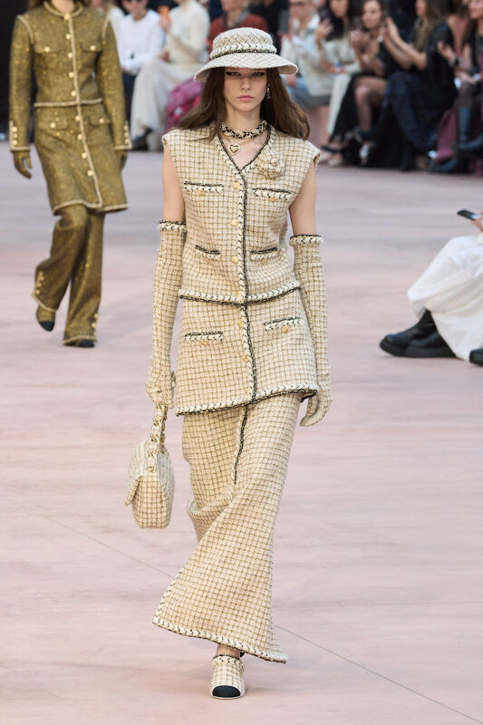 Chanel F25 023