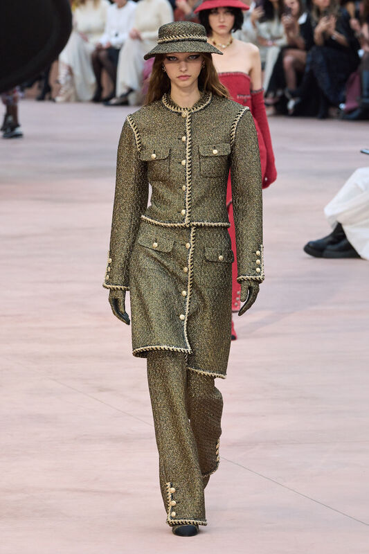 Chanel F25 024