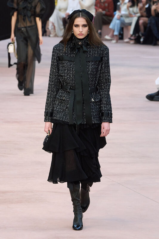 Chanel F25 032