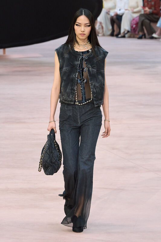 Chanel F25 048