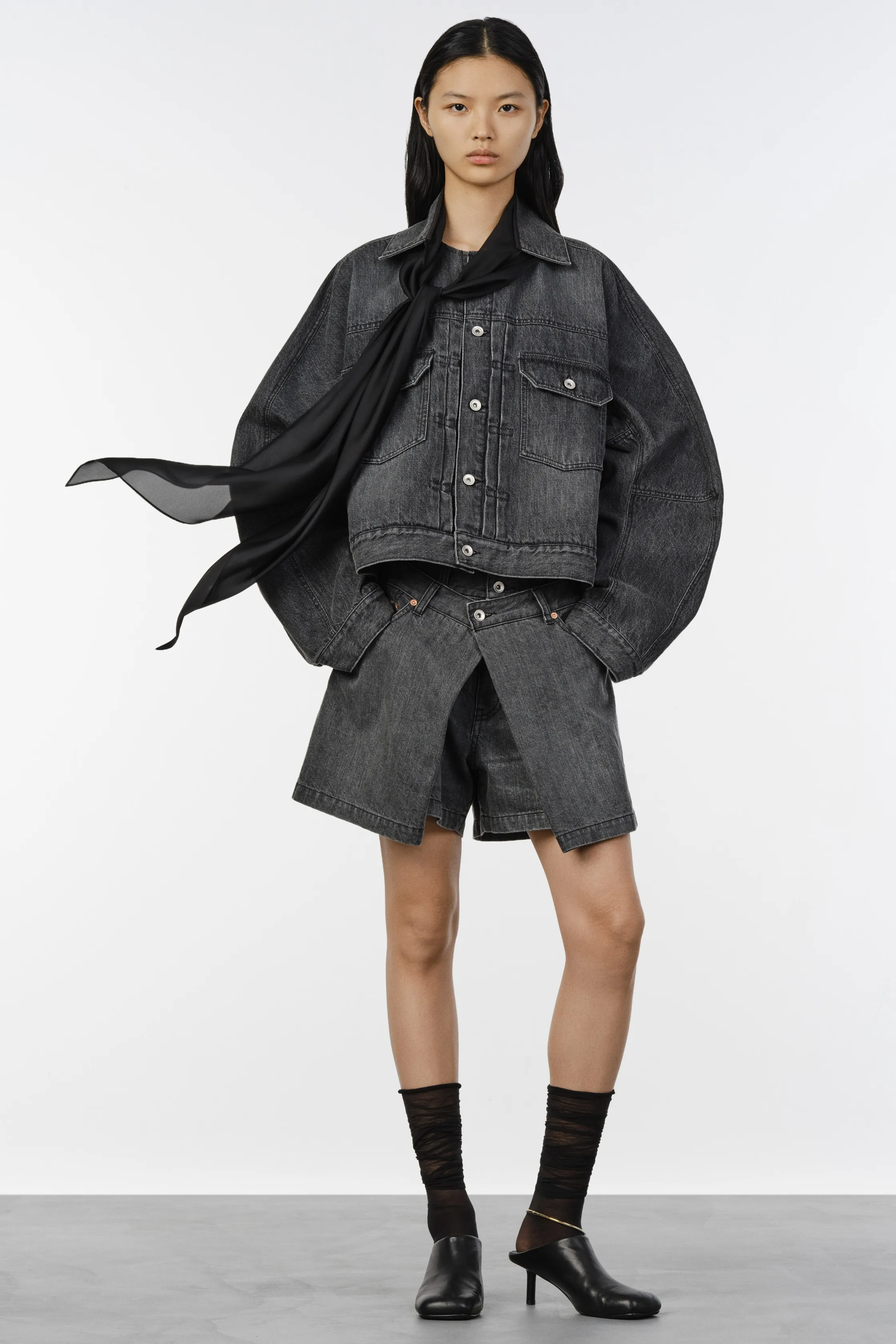 00023-sacai-resort-2027-credit-brand.jpg