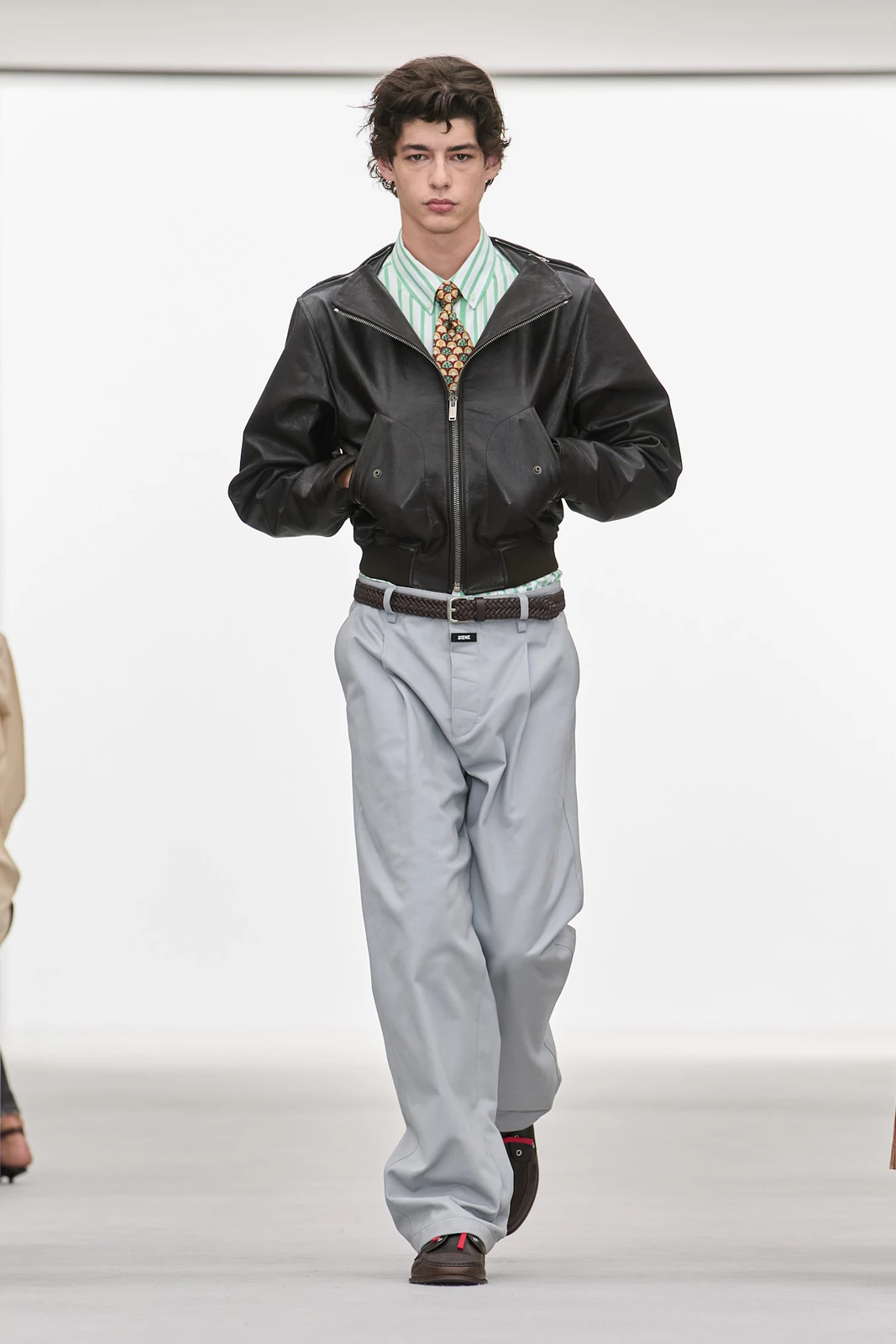 Loewe S27 003