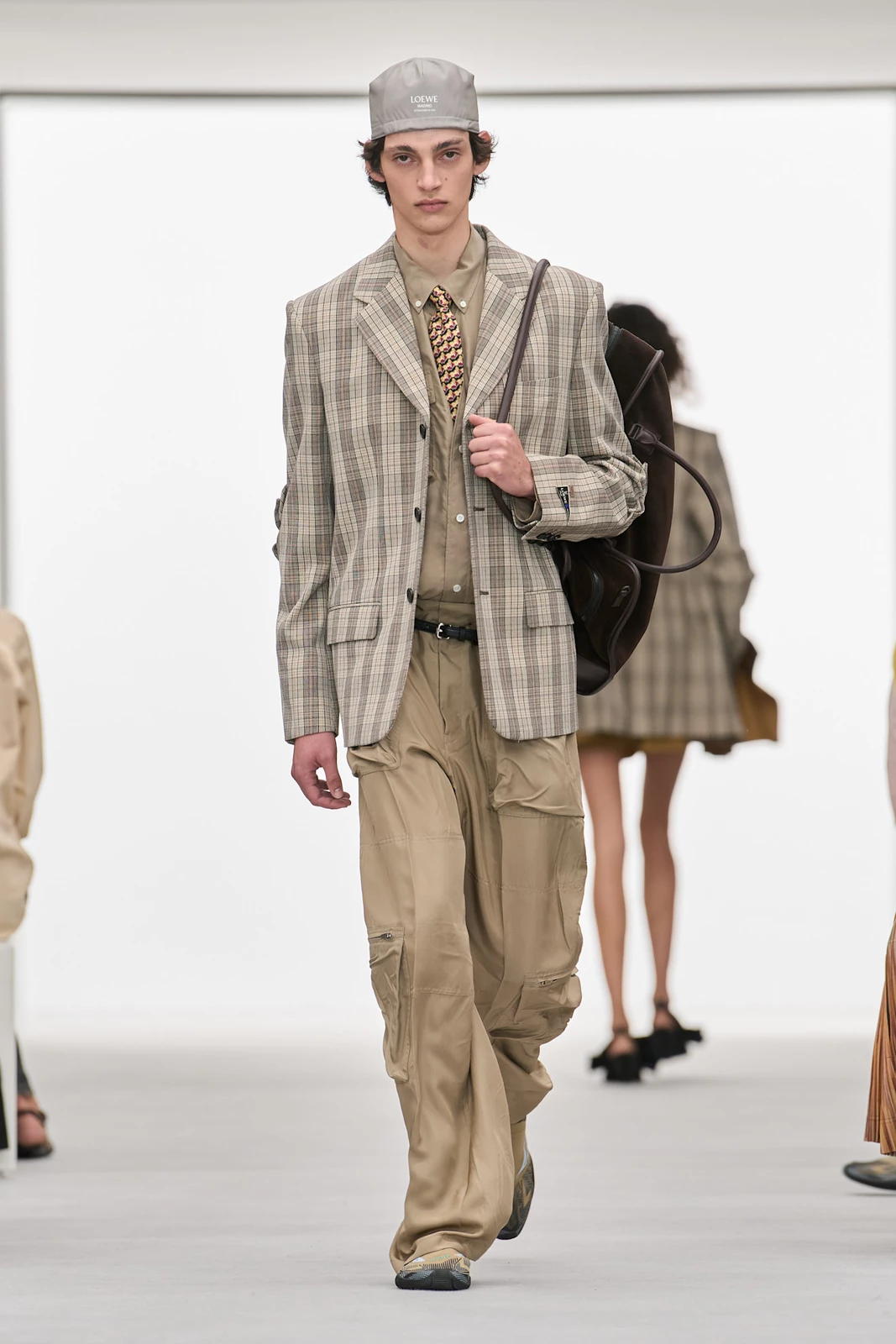 Loewe S27 012