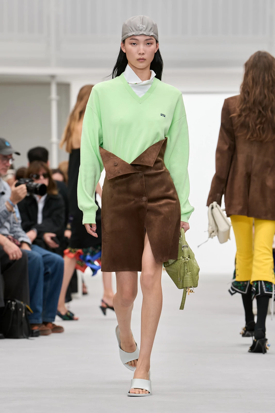 Loewe S27 040