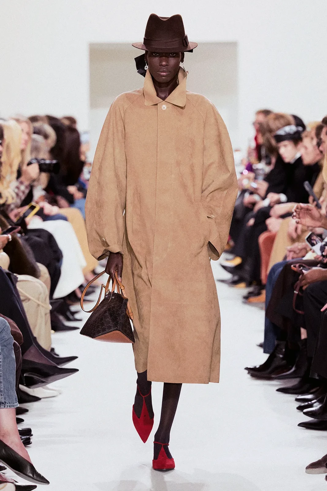 00020-celine-spring-2027-ready-to-wear-credit-brand