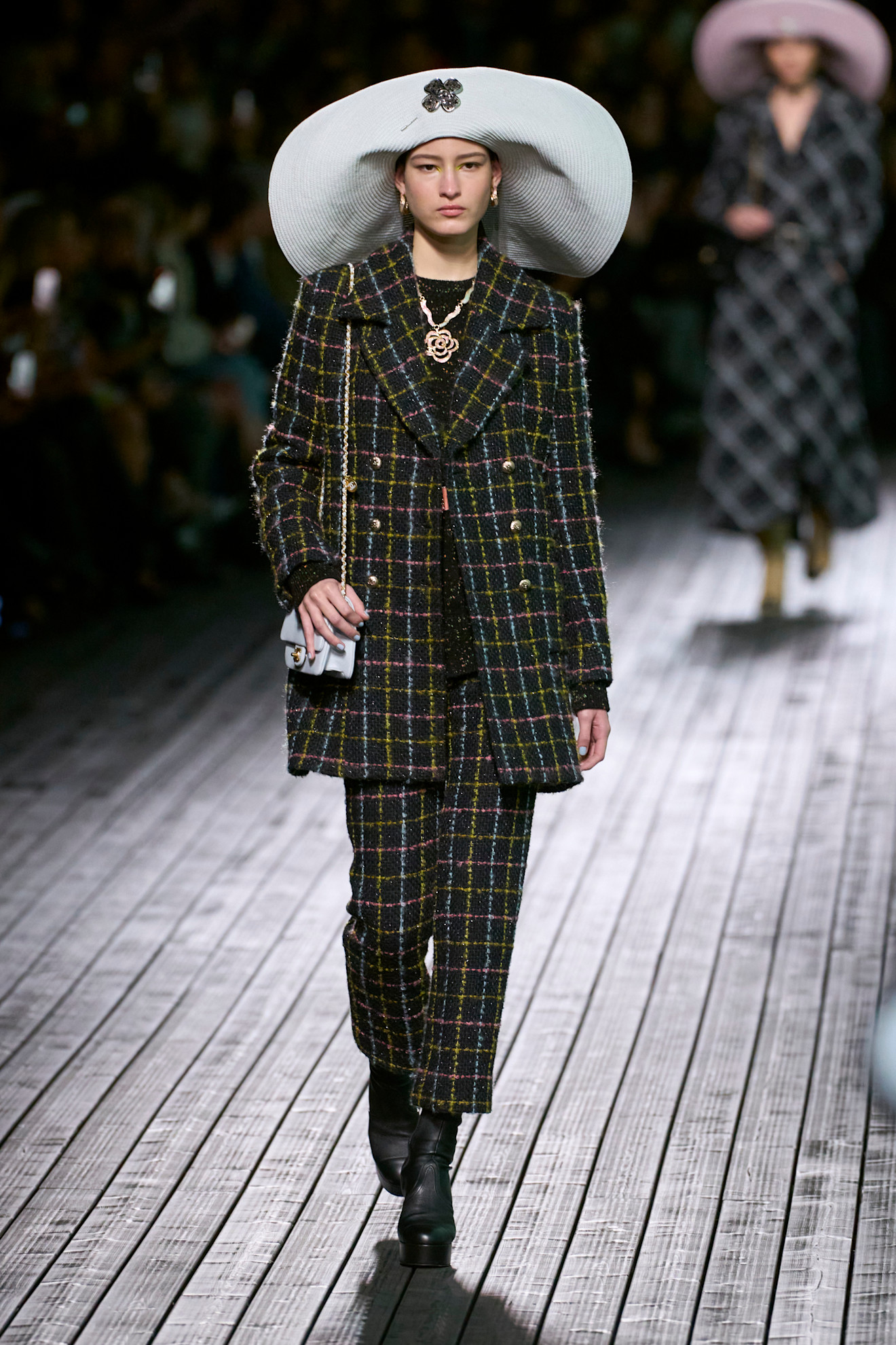 Chanel F24 011