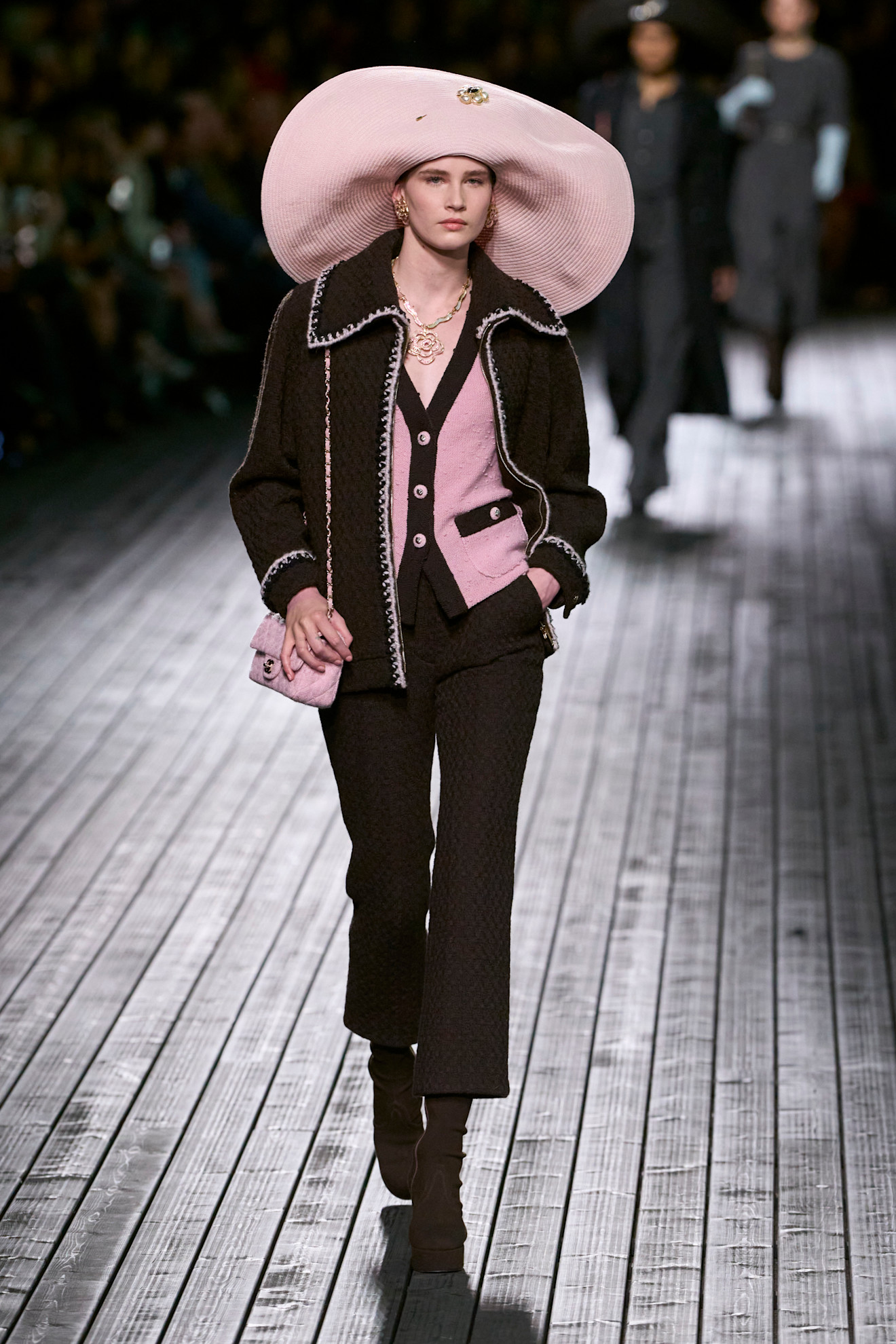 Chanel F24 019