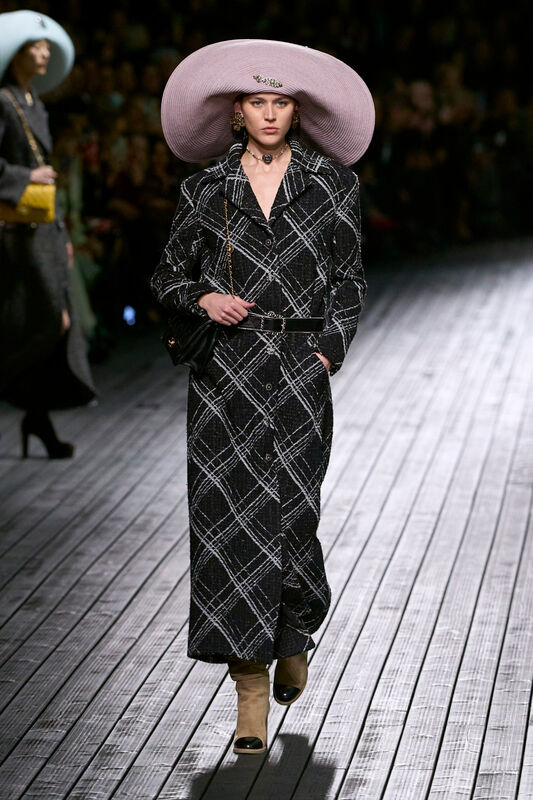 Chanel F24 002