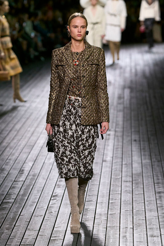 Chanel F24 025