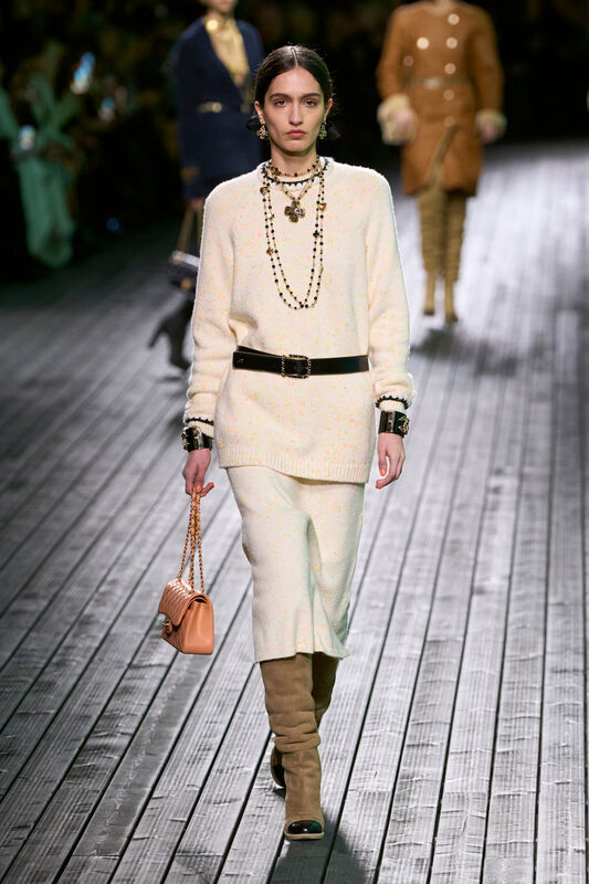 Chanel F24 044