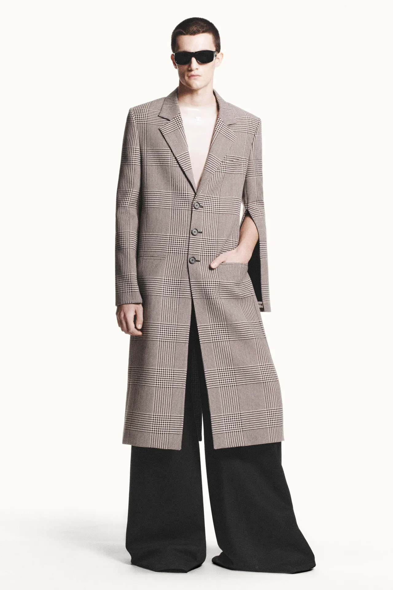 00001-courreges-pre-fall-2024-credit-brand_1_11zon