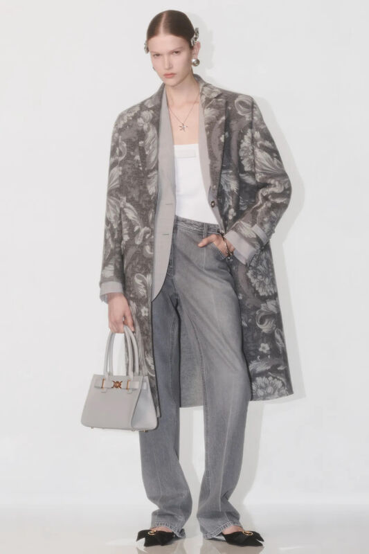 00001-versace-prefall-2024-credit-brand_38_11zon