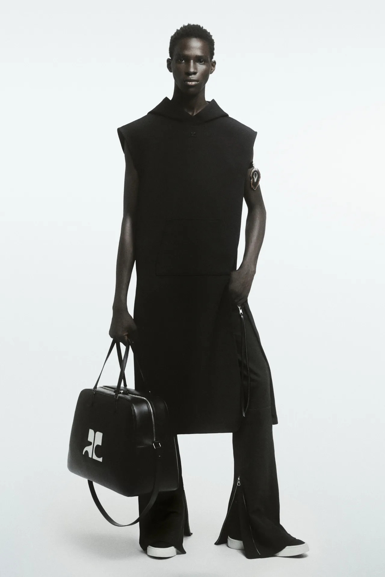 00021-courreges-spring-2024-menswear-credit-brand_21_11zon