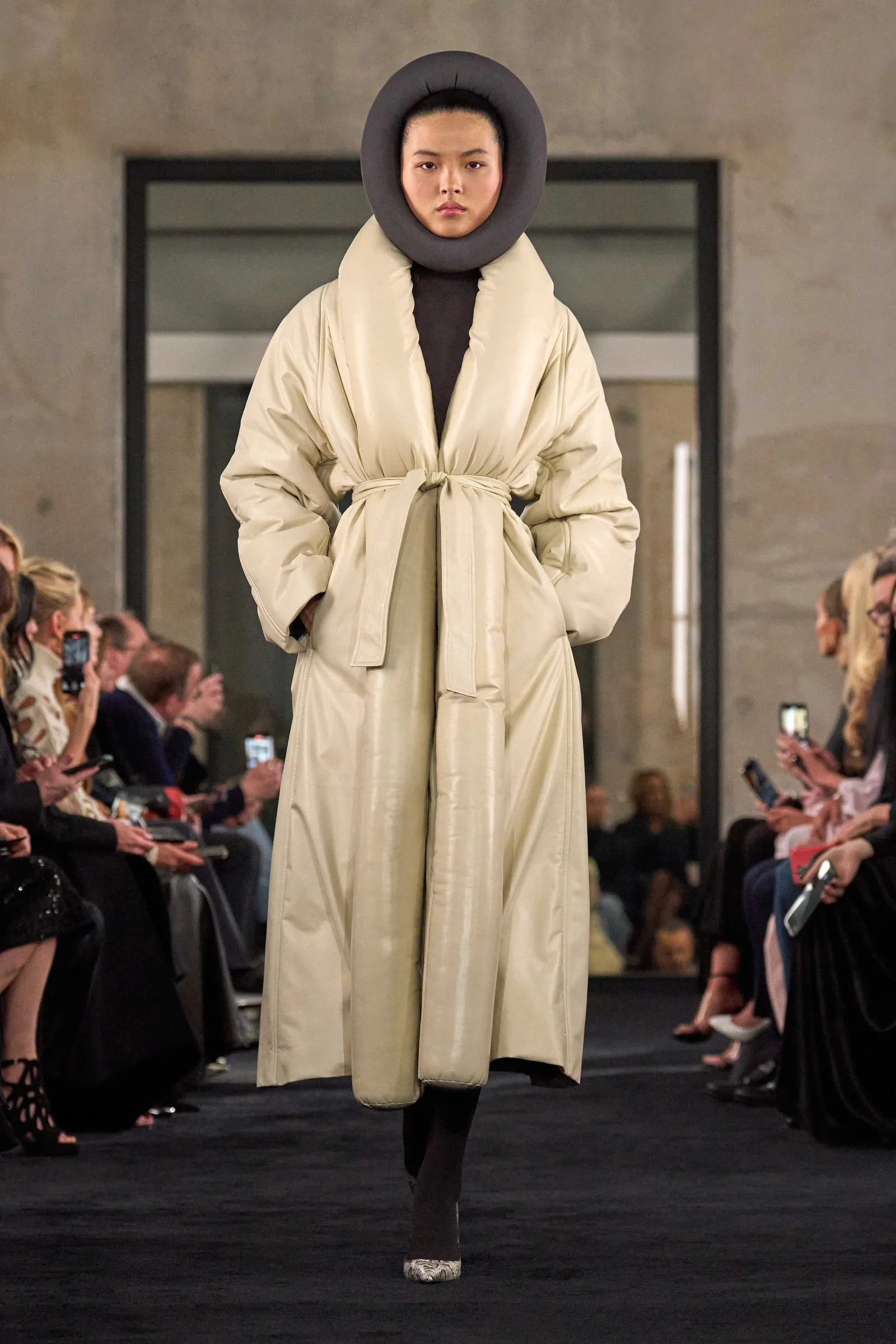 00004-alaia-fall-2025-ready-to-wear-credit-brand_24_11zon