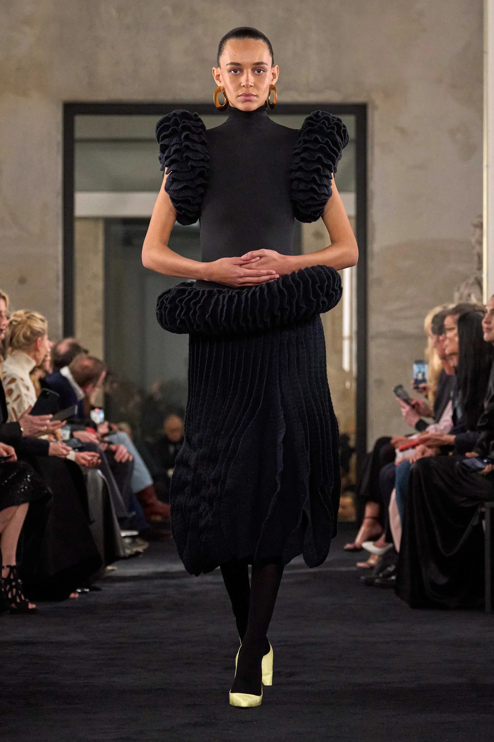 00008-alaia-fall-2025-ready-to-wear-credit-brand_31_11zon