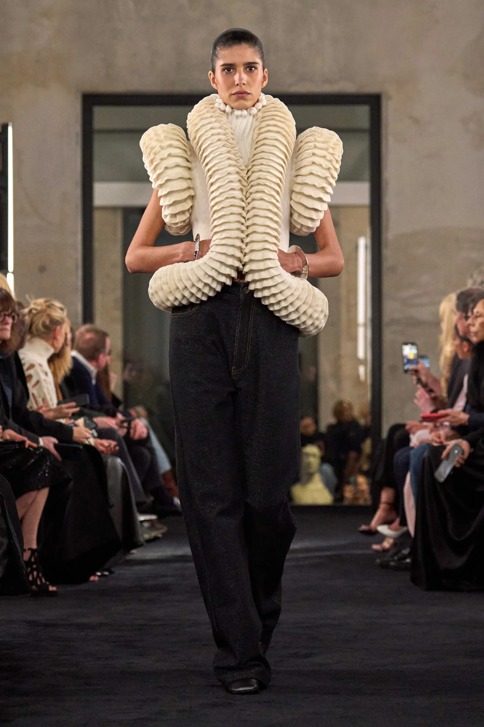 00011-alaia-fall-2025-ready-to-wear-credit-brand_19_11zon