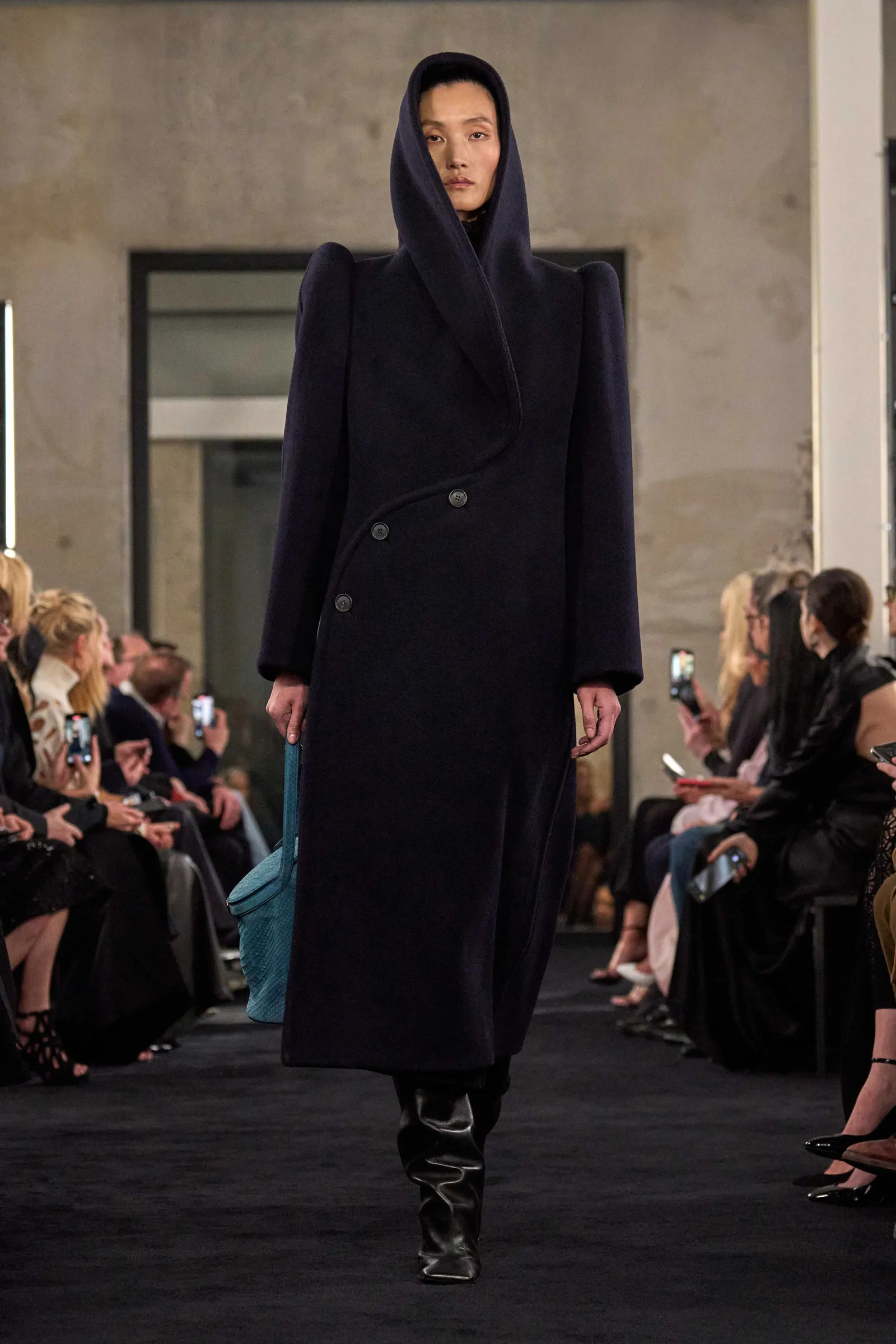 00017-alaia-fall-2025-ready-to-wear-credit-brand_13_11zon