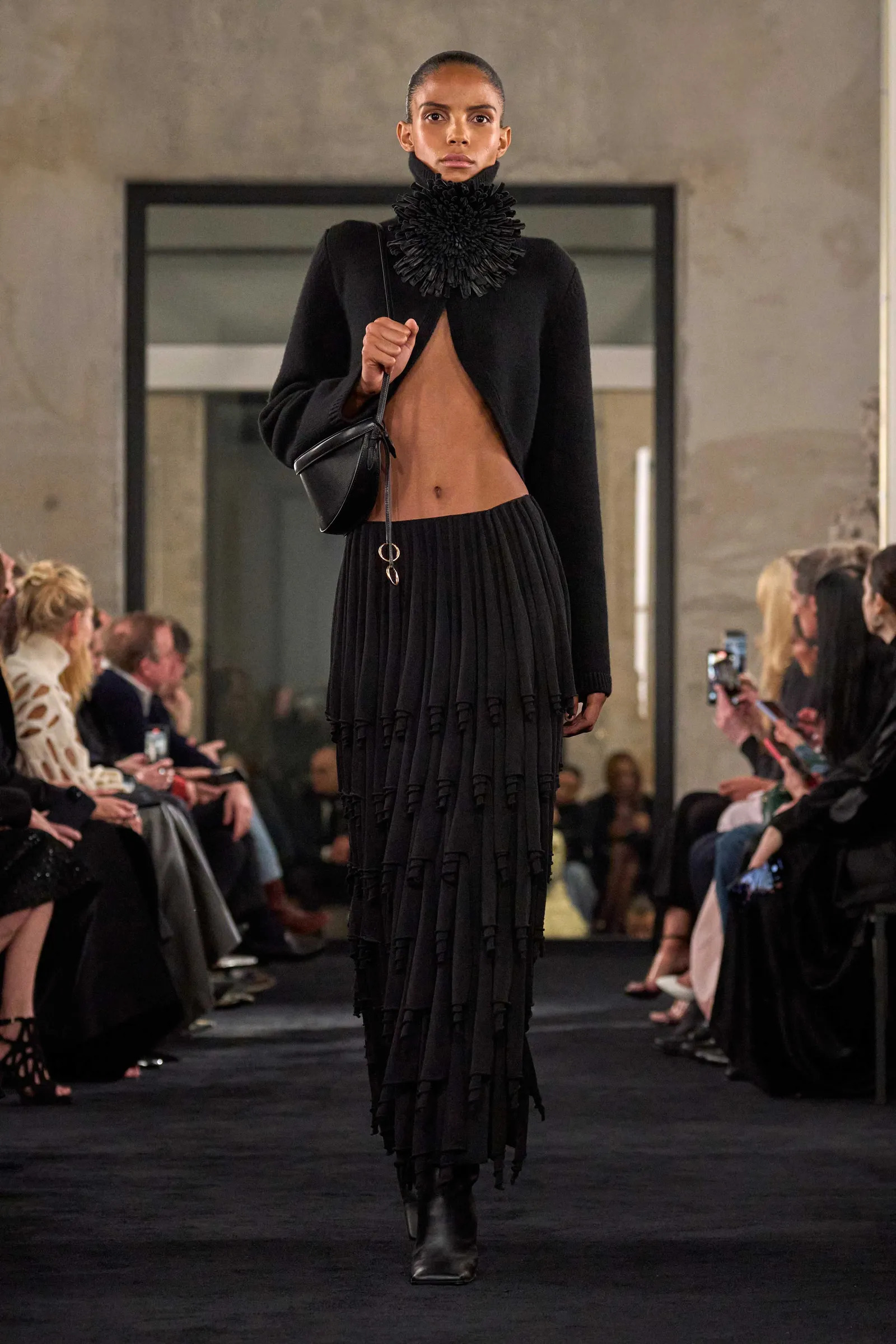 00025-alaia-fall-2025-ready-to-wear-credit-brand_7_11zon