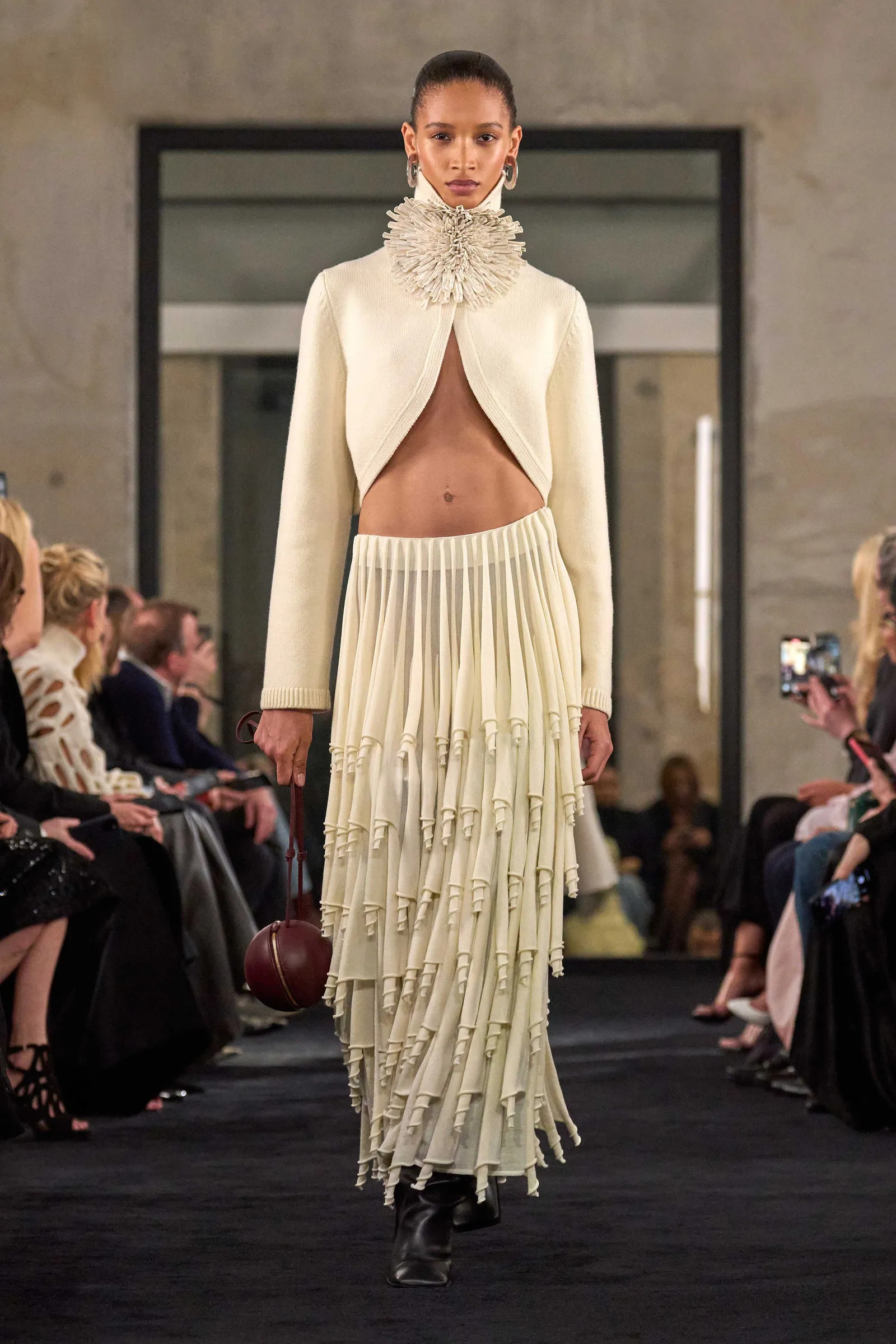 00026-alaia-fall-2025-ready-to-wear-credit-brand_8_11zon