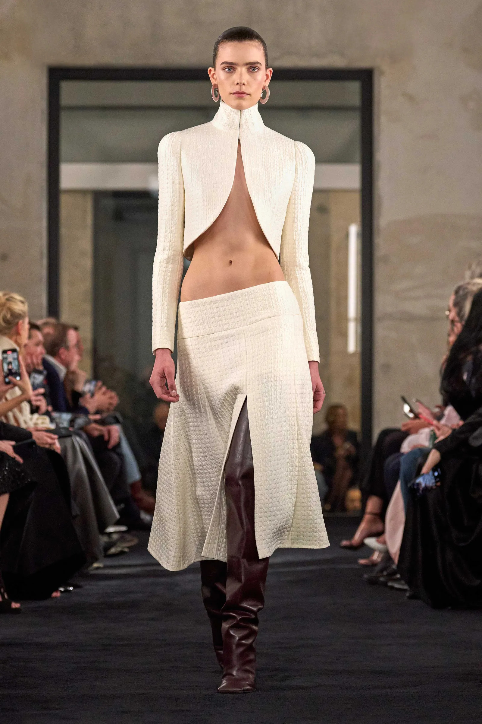 00027-alaia-fall-2025-ready-to-wear-credit-brand_9_11zon