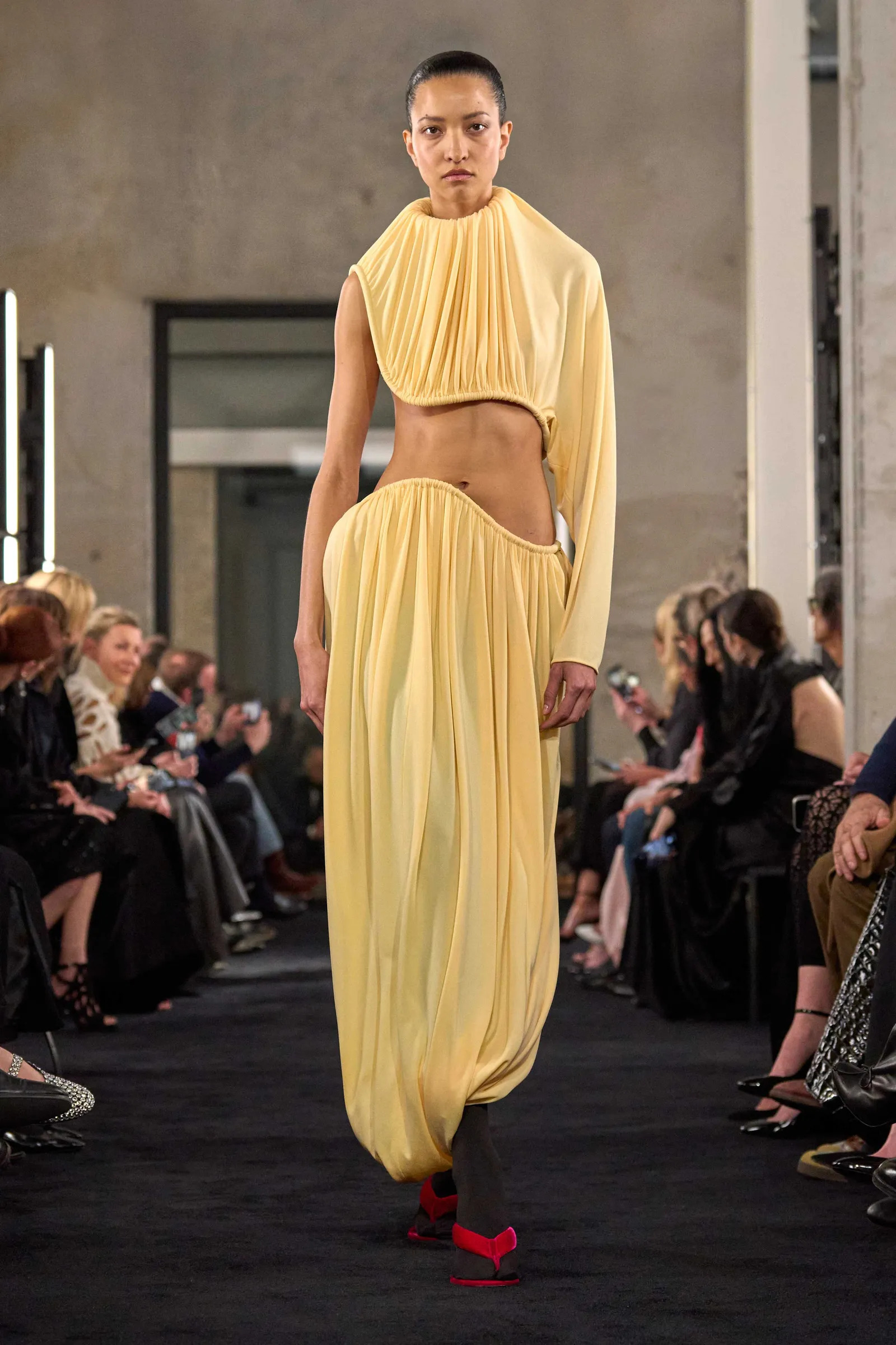 00032-alaia-fall-2025-ready-to-wear-credit-brand_40_11zon