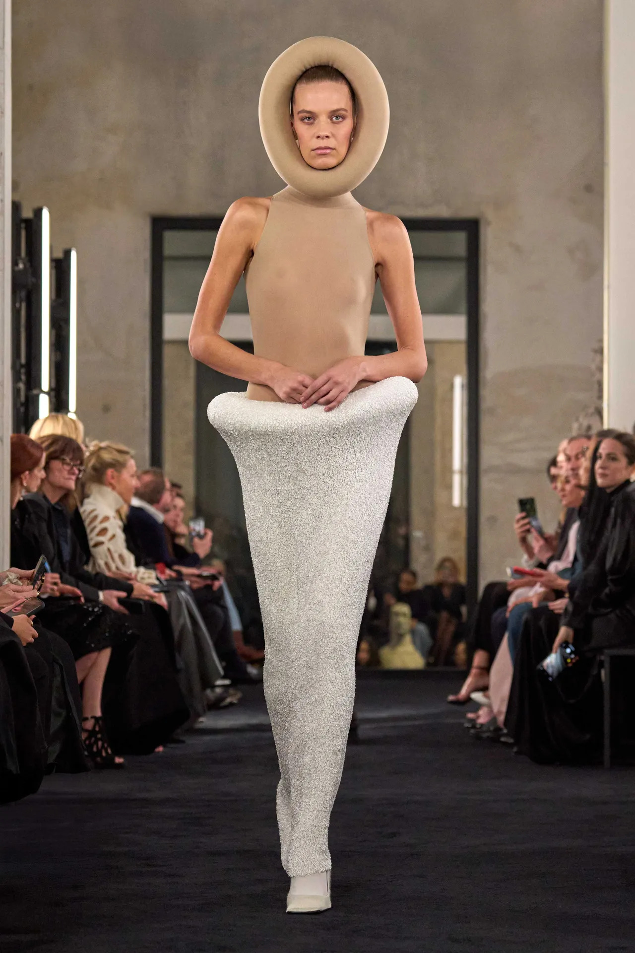 00043-alaia-fall-2025-ready-to-wear-credit-brand_6_11zon