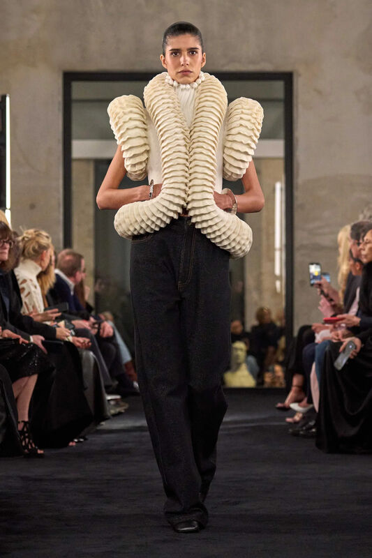 00011-alaia-fall-2025-ready-to-wear-credit-brand_19_11zon