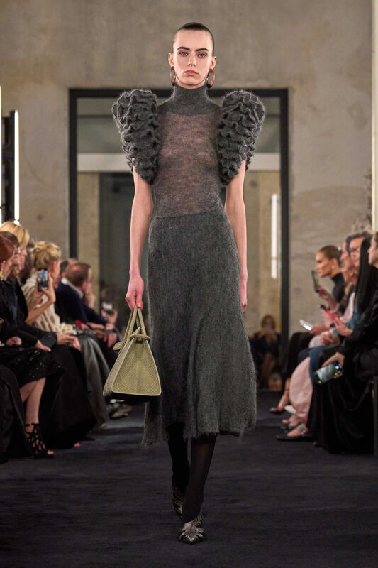00035-alaia-fall-2025-ready-to-wear-credit-brand_5_11zon