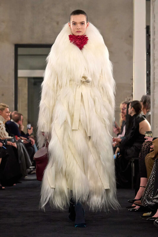 00039-alaia-fall-2025-ready-to-wear-credit-brand_43_11zon