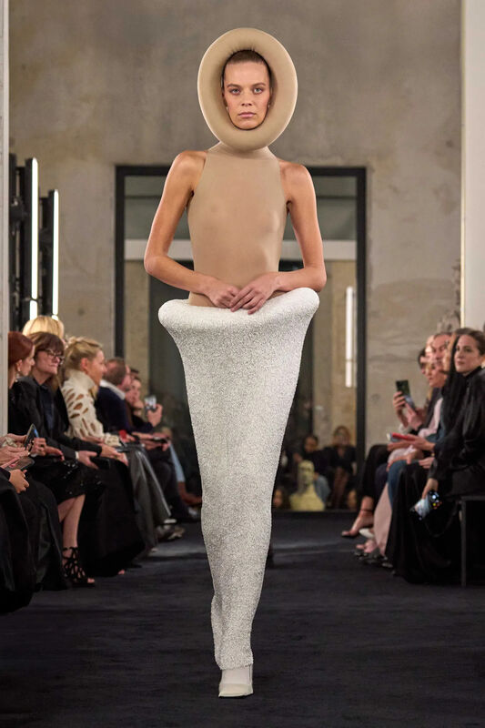 00043-alaia-fall-2025-ready-to-wear-credit-brand_6_11zon