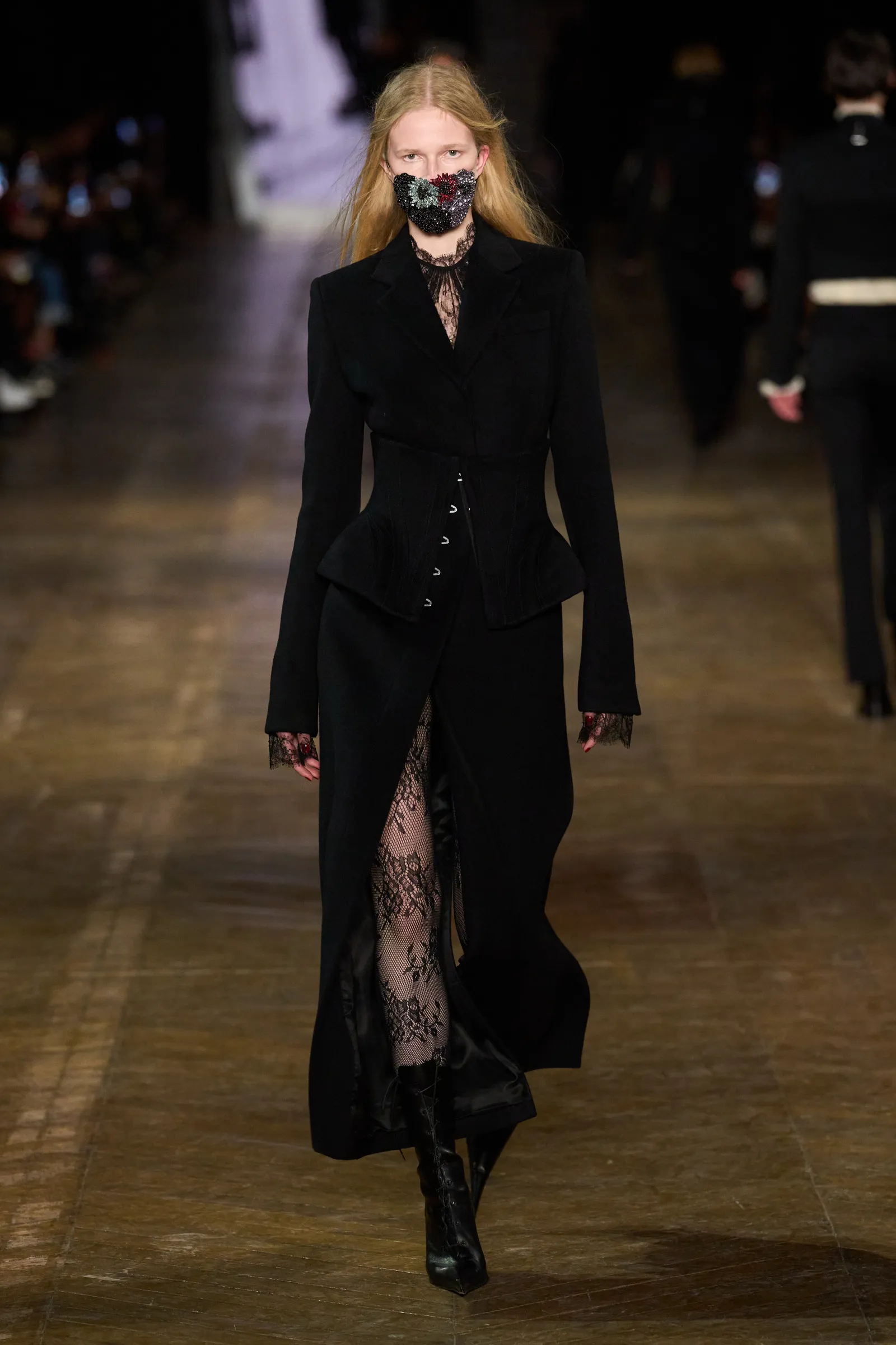 00005-alexander-mcqueen-fall-2025-ready-to-wear-credit-gorunway