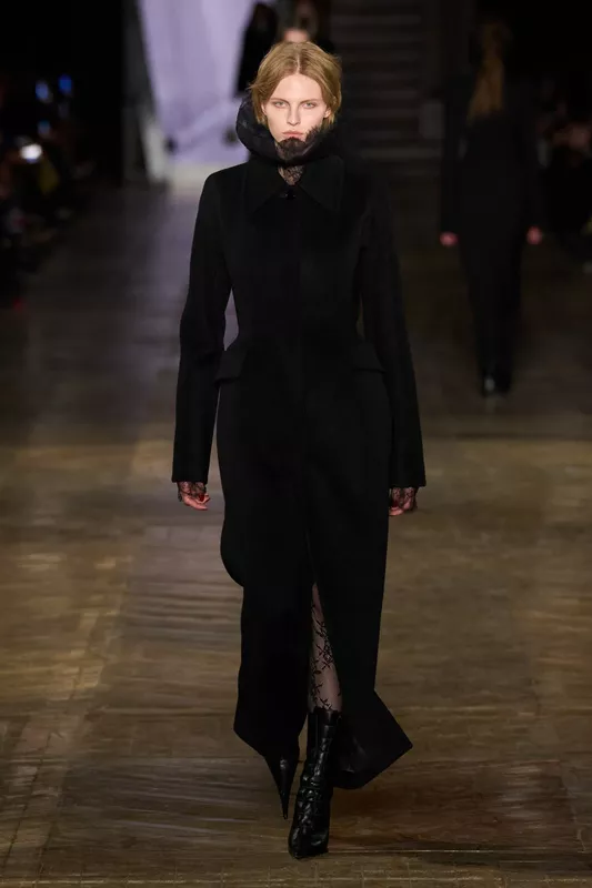 00003-alexander-mcqueen-fall-2025-ready-to-wear-credit-gorunway