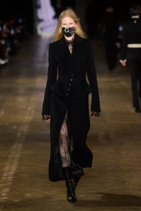 00005-alexander-mcqueen-fall-2025-ready-to-wear-credit-gorunway