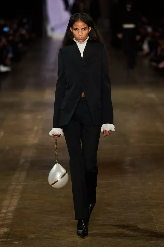 00006-alexander-mcqueen-fall-2025-ready-to-wear-credit-gorunway