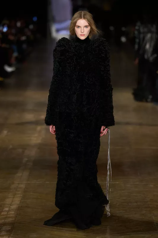 00009-alexander-mcqueen-fall-2025-ready-to-wear-credit-gorunway