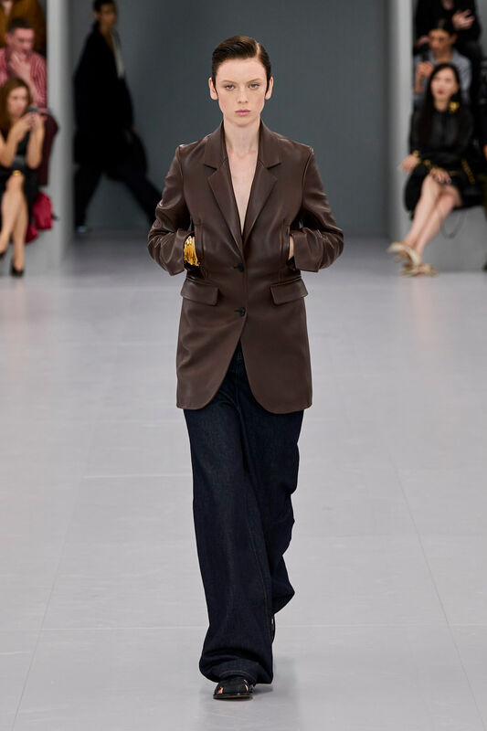 Loewe S24 010