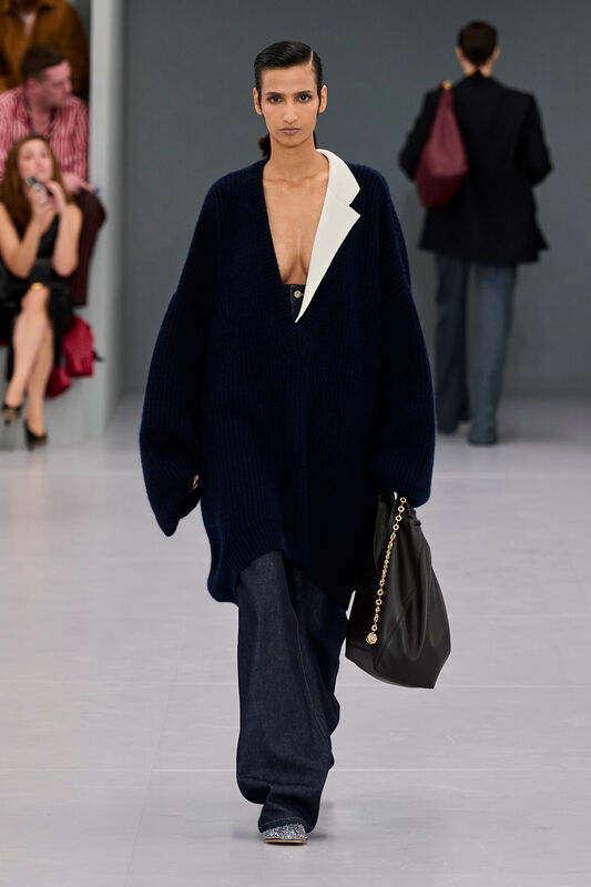 Loewe S24 011