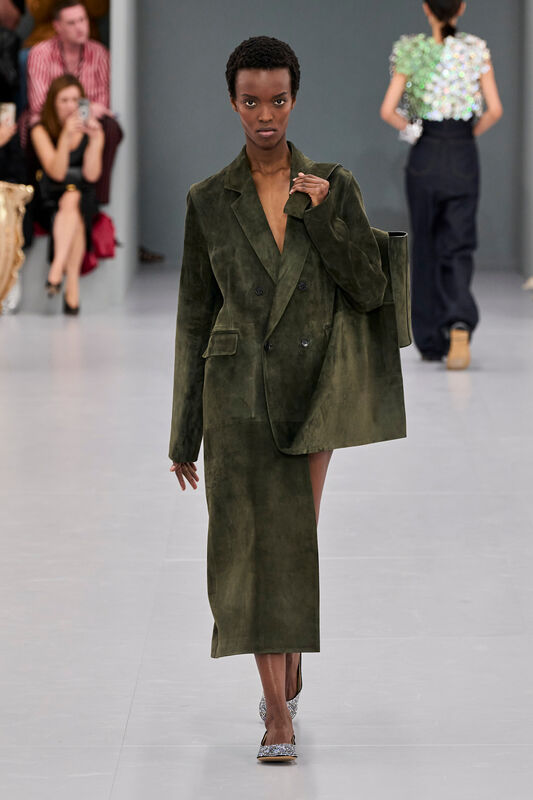 Loewe S24 012