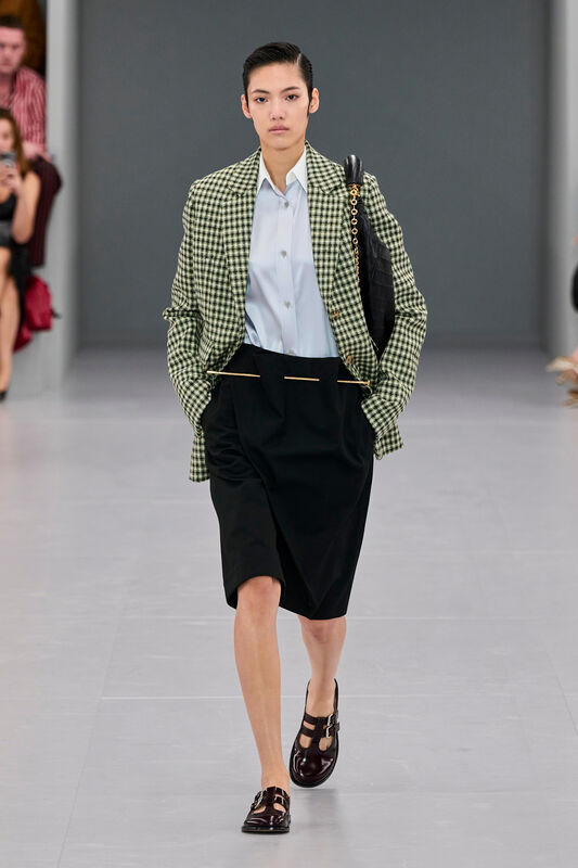 Loewe S24 016