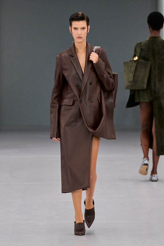 Loewe S24 018
