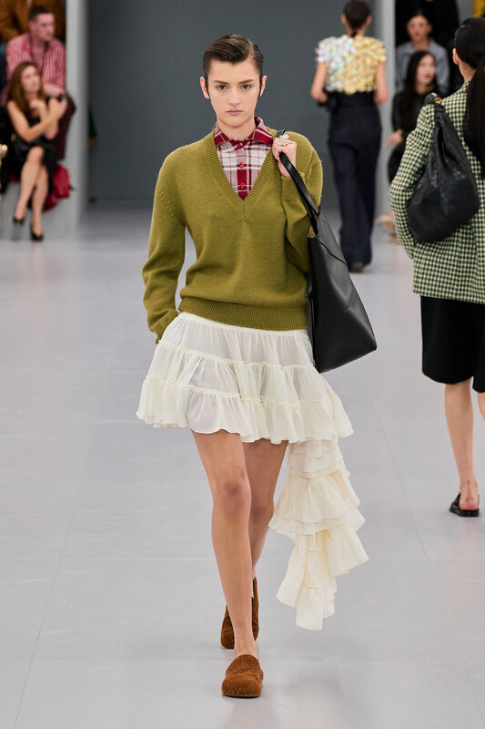 Loewe S24 021